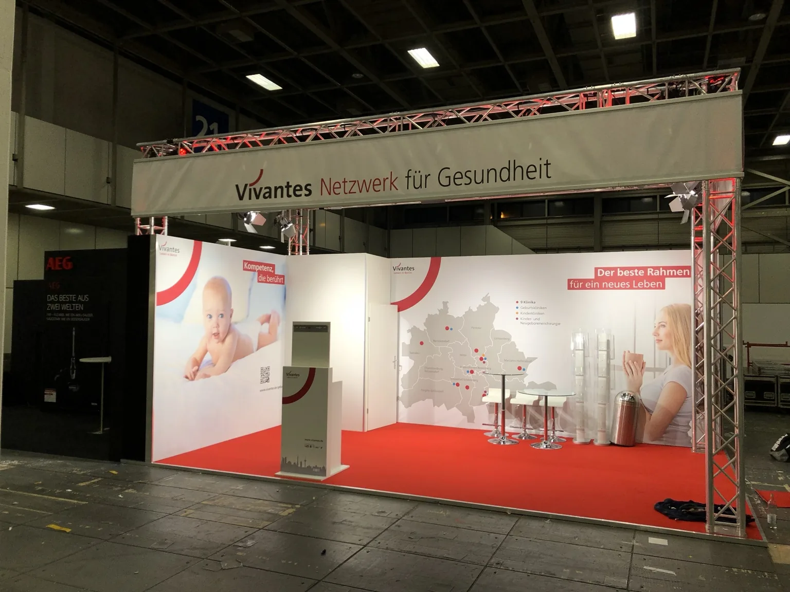 Ausstellungsstand mit bedruckten Systemwänden und Präsentationsmöbeln