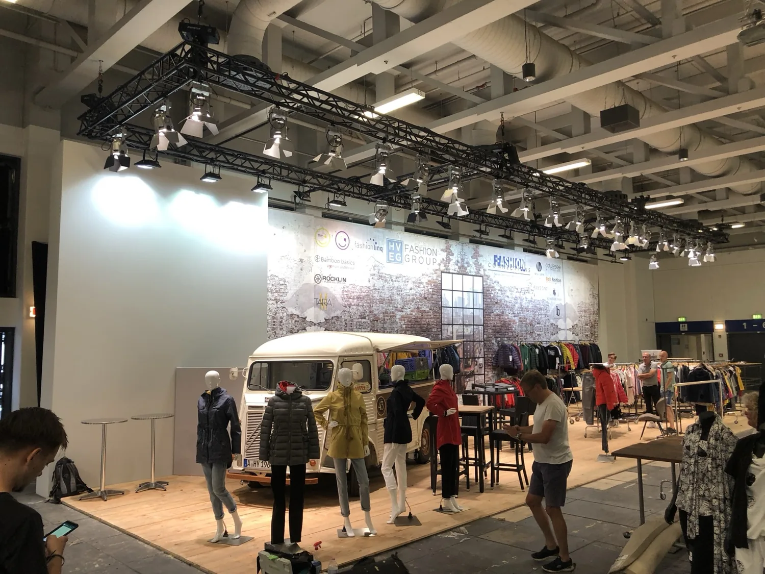 Traversensystem und Messebeleuchtung über einer Ausstellungsfläche