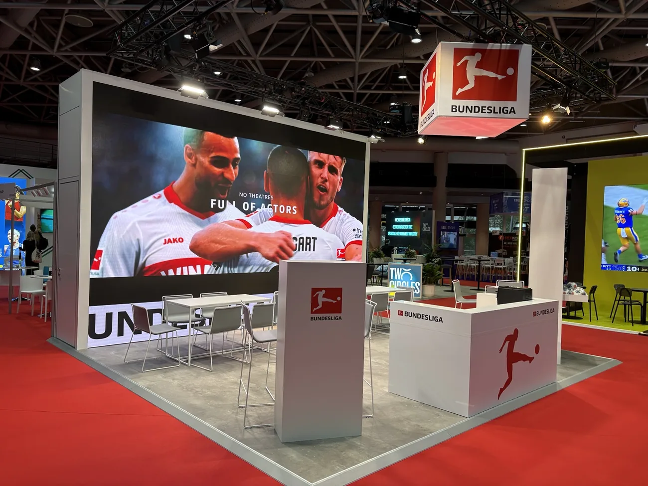 Messestand mit großformatiger LED-Wand und Sitzbereich