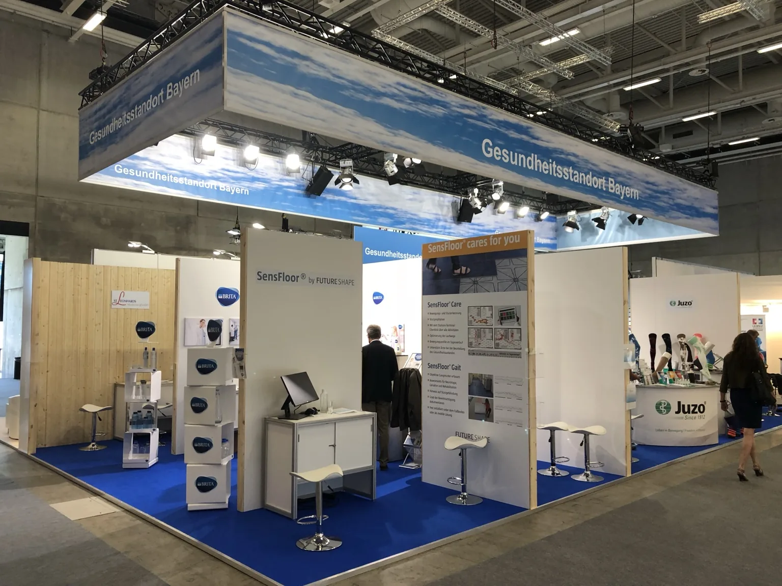 Systemstand mit weißer Wandfläche und beleuchtetem Traversendach