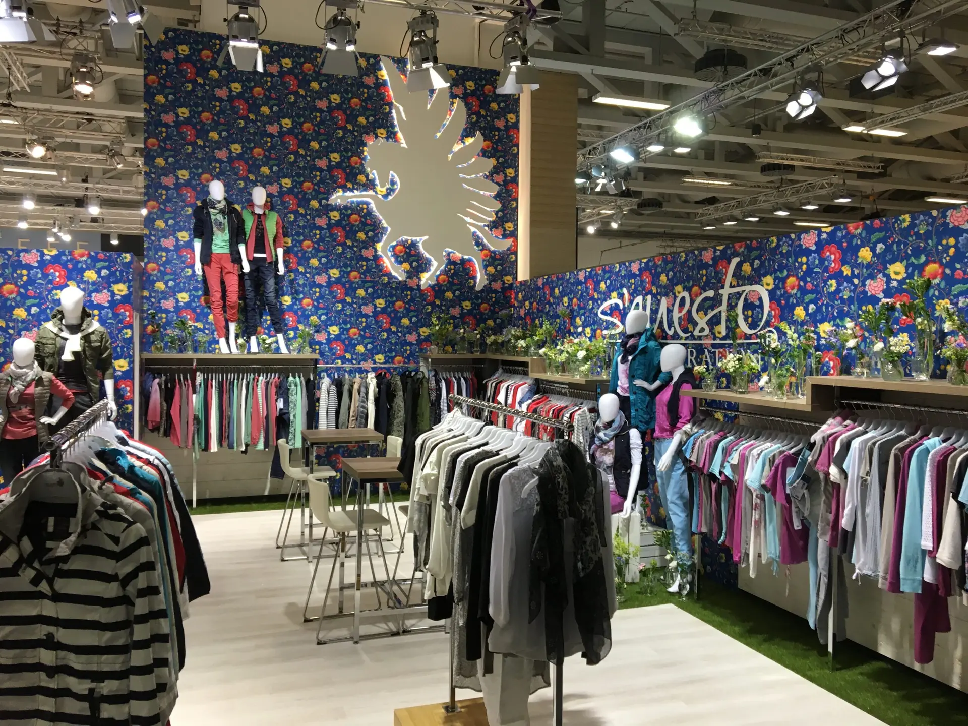 Individuell gestalteter Messestand mit Beleuchtung und Produktpräsentation