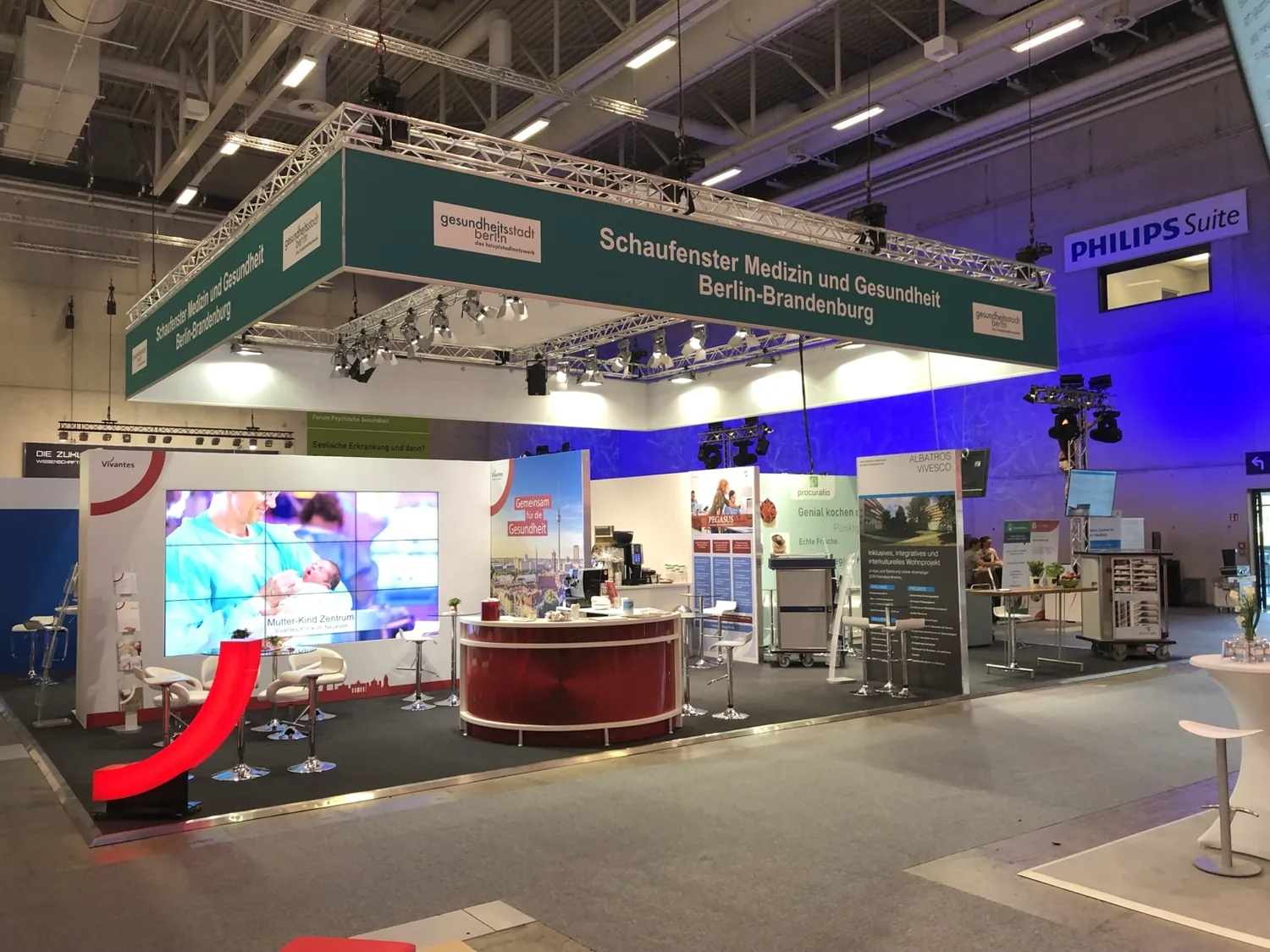 Großzügiger System-Messestand mit Empfangs- und Präsentationsflächen